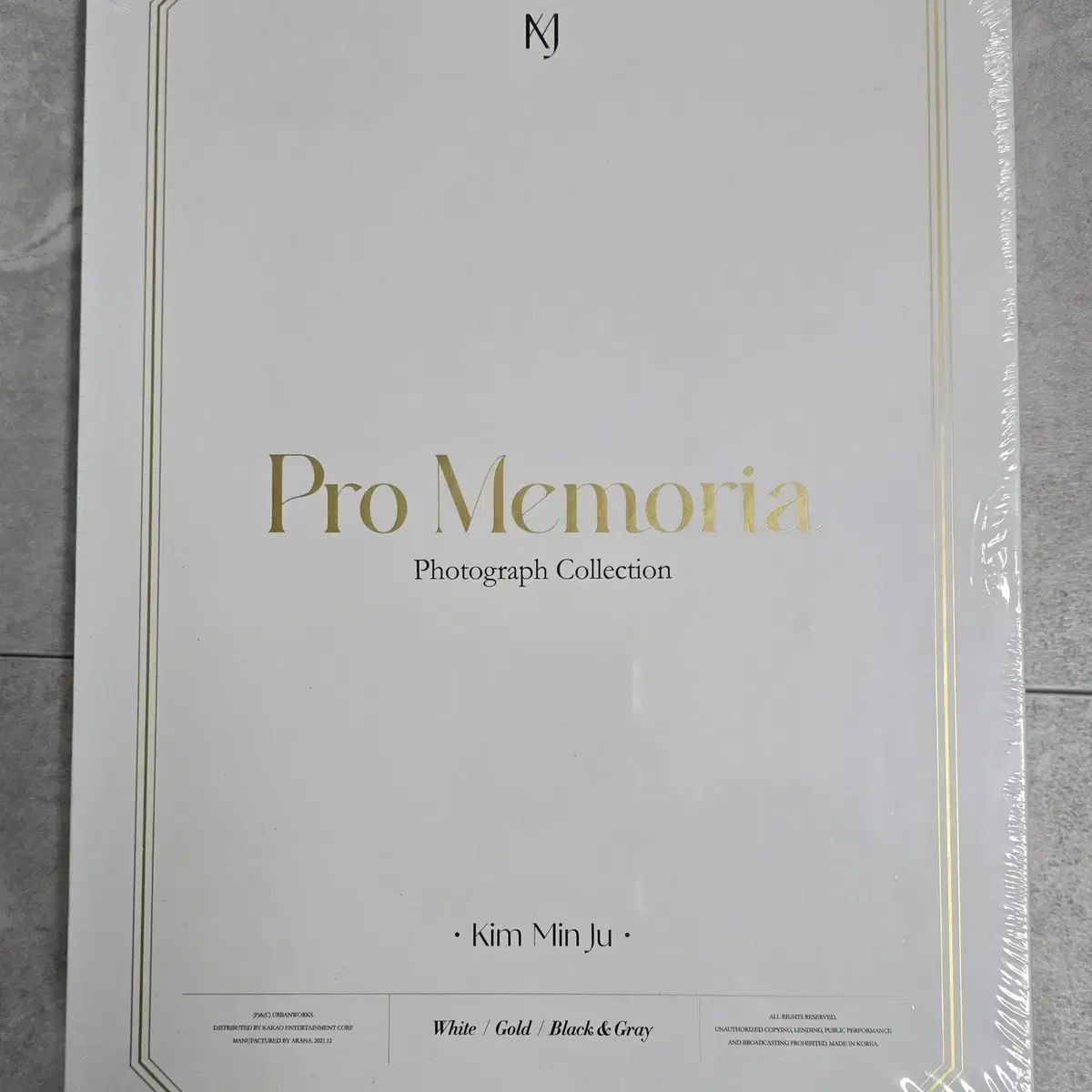 아이즈원 김민주 포토북 Pro Memoria(프로메모리아) (미개봉)