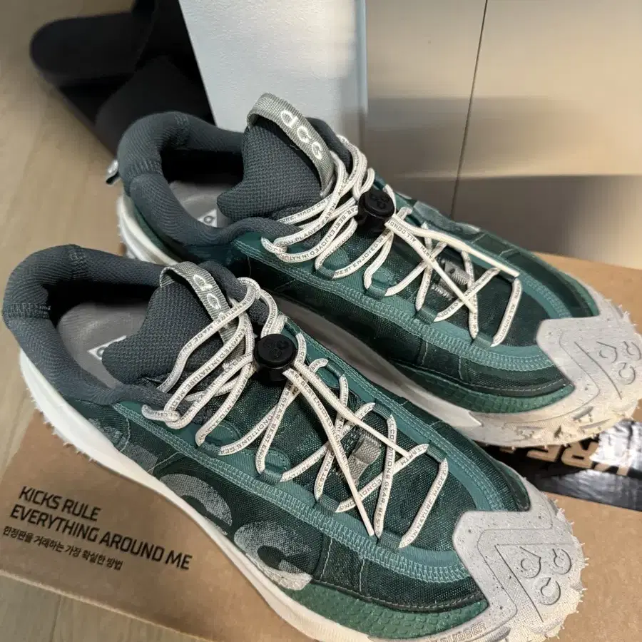 ACG 운동화 275