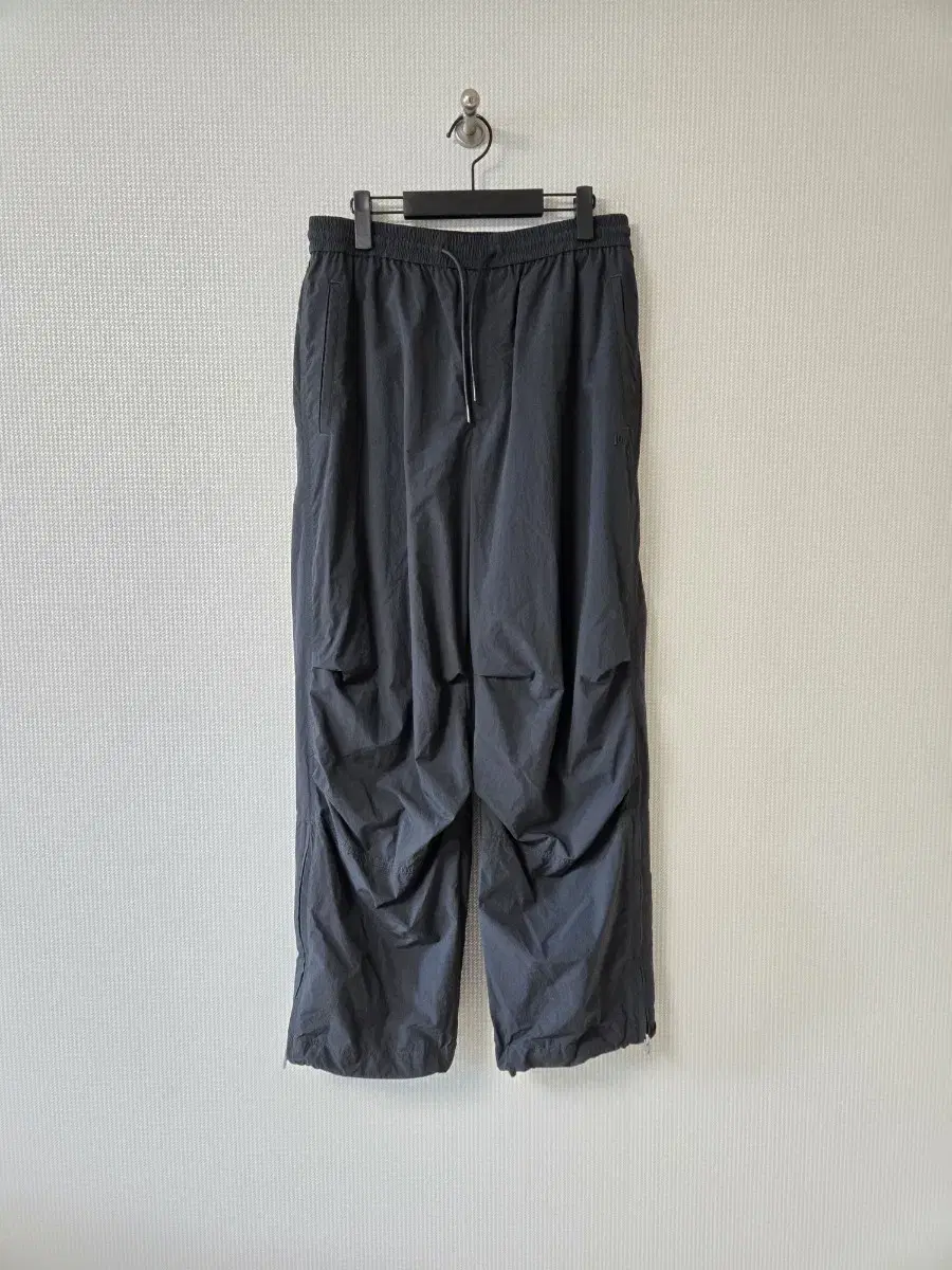 Junge 24SS nylon loose-fit pants[46, 48].