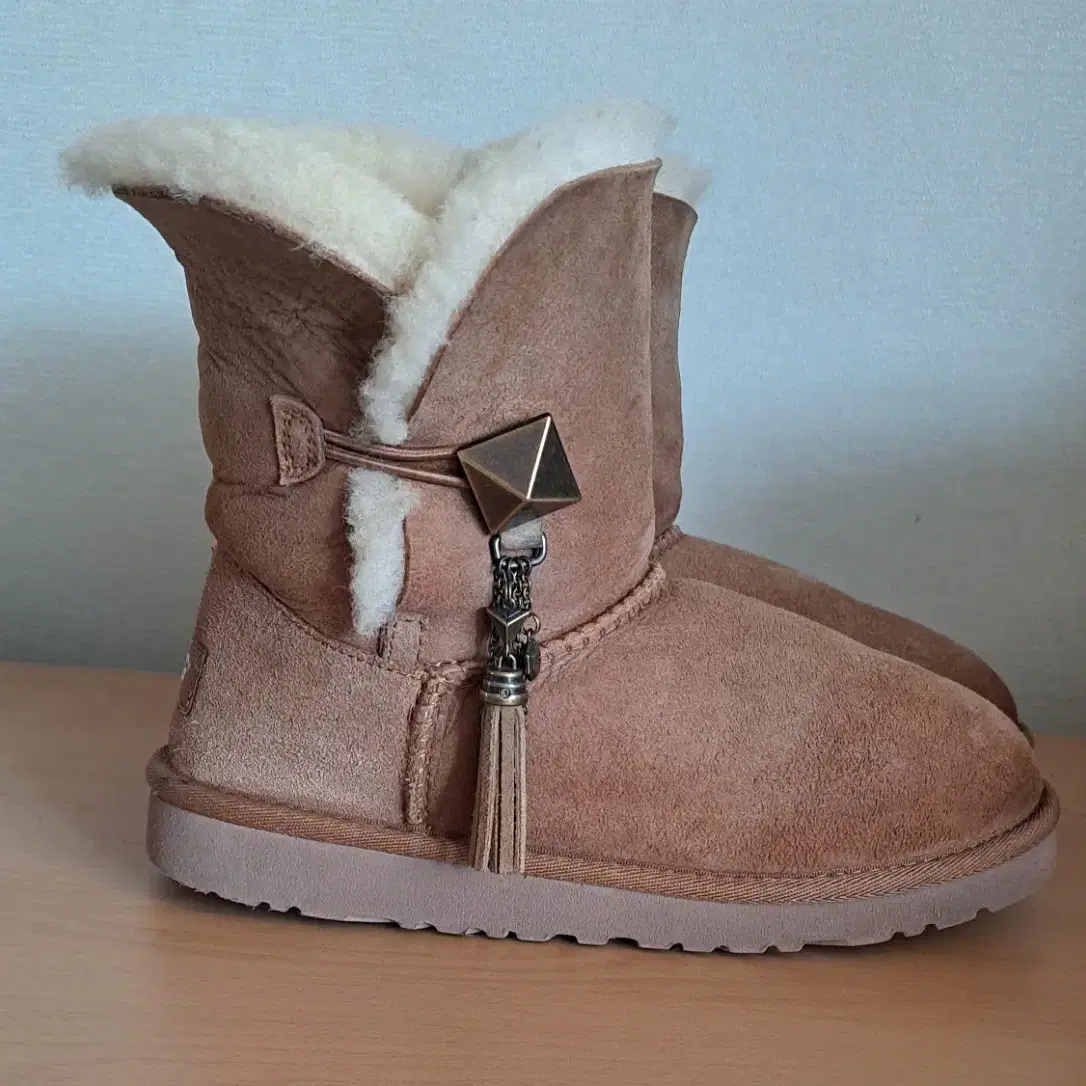 UGG 베일리버튼 어그부츠 225 체스트넛