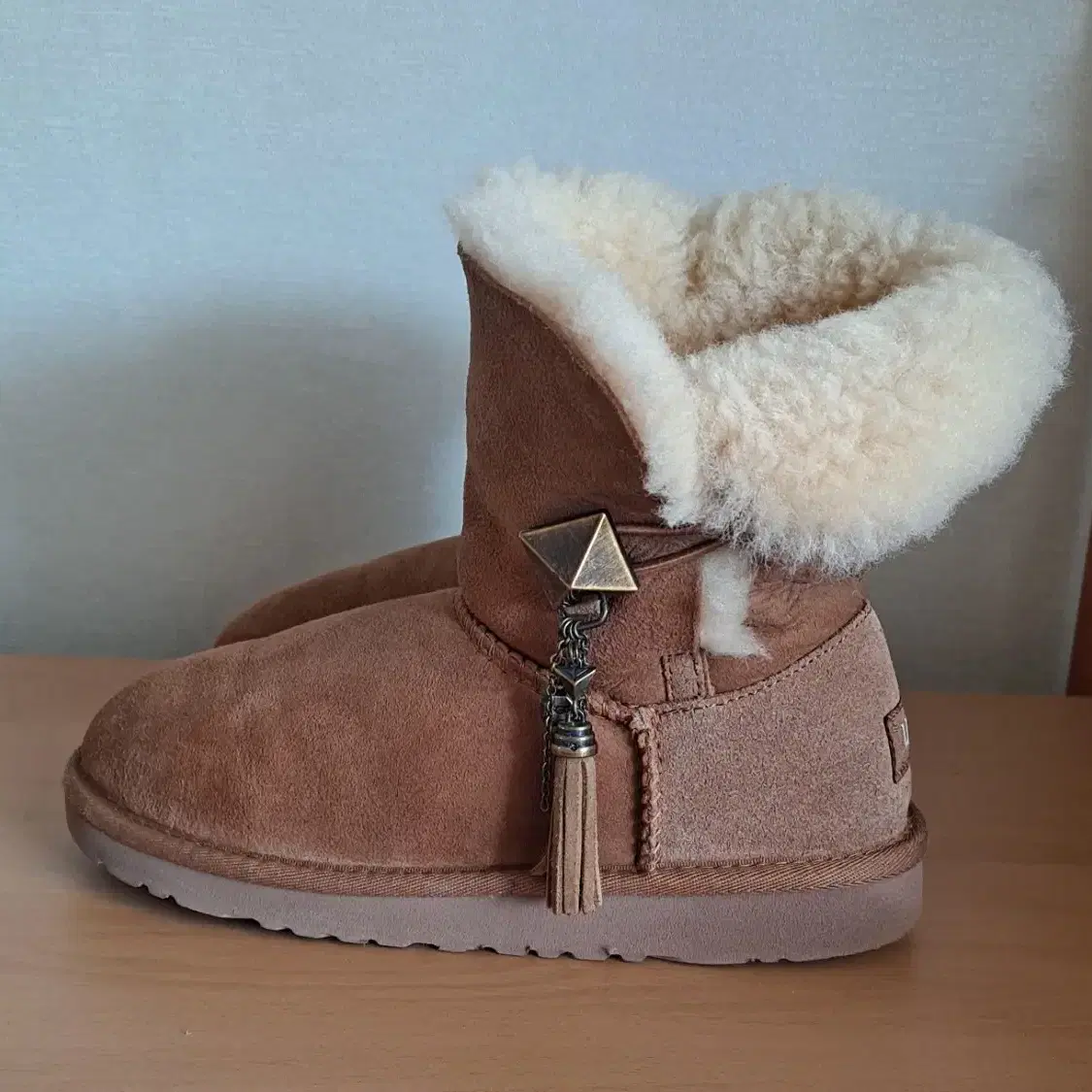 UGG 베일리버튼 어그부츠 225 체스트넛