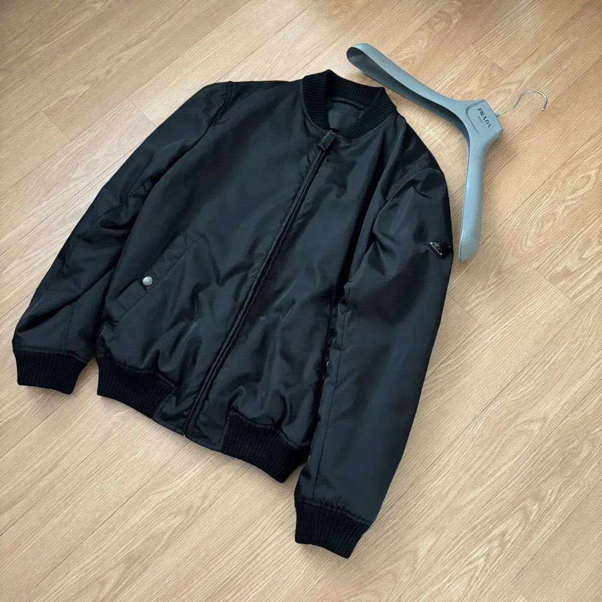 [S+급/옷걸이구성] Prada Triangle Logo Windrunner Bomber Jacket 46