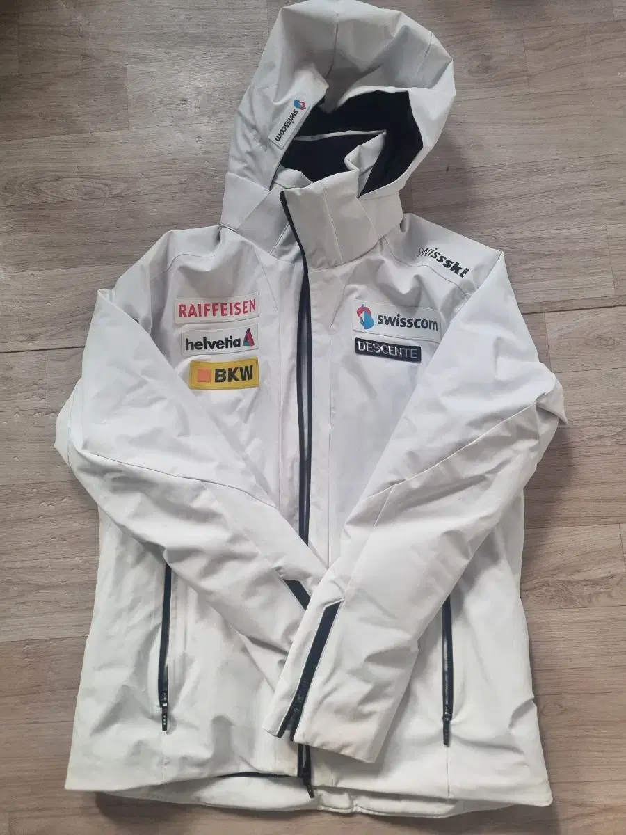 Descent Swiss Ski Suit size 110