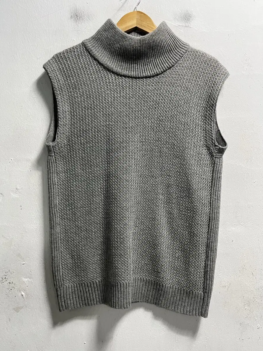 95-100 DIEMS Polar Neck Gray Spandex Knit Vest Genuine