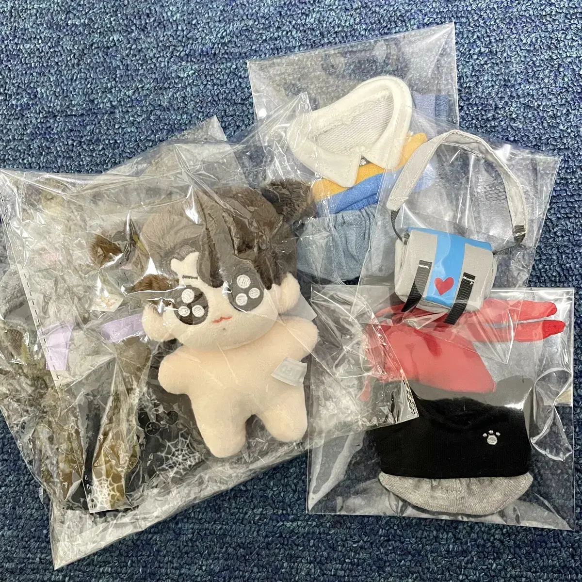 I'm selling a bulk wts of Grumblebug + costume bts jungkook 10cm doll