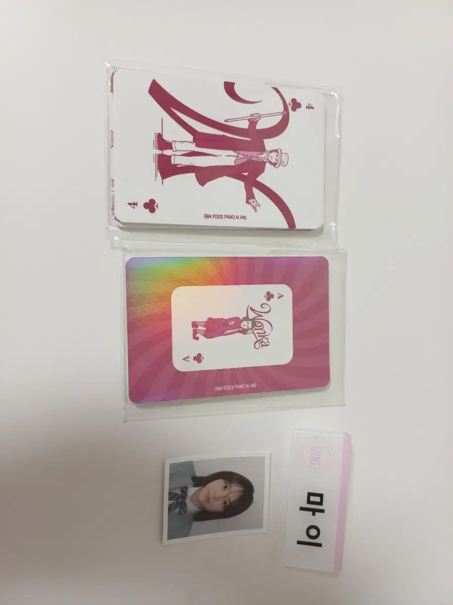 Wongka photocard, QWER siyeon, Izuna Mai name badge sell wts sell