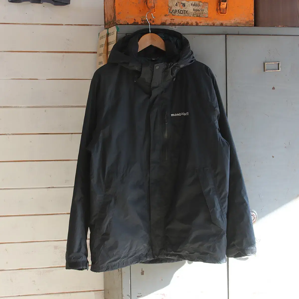 (worn cut) mont bell windbreaker hooded puffer jacket (men's XL)