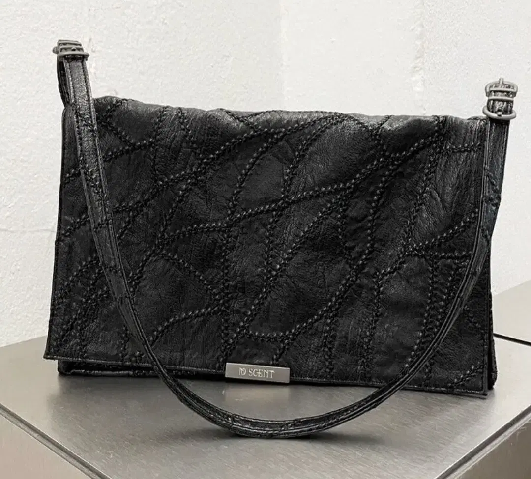 Buckle strap shoulder bag _ Black 노센트 가방