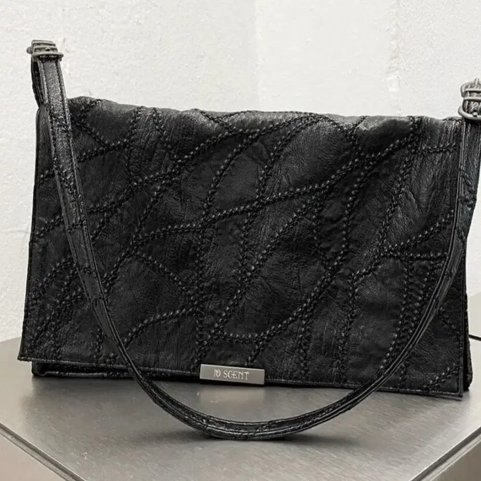 Buckle strap shoulder bag _ Black 노센트 가방