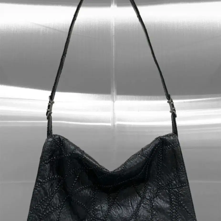 Buckle strap shoulder bag _ Black 노센트 가방