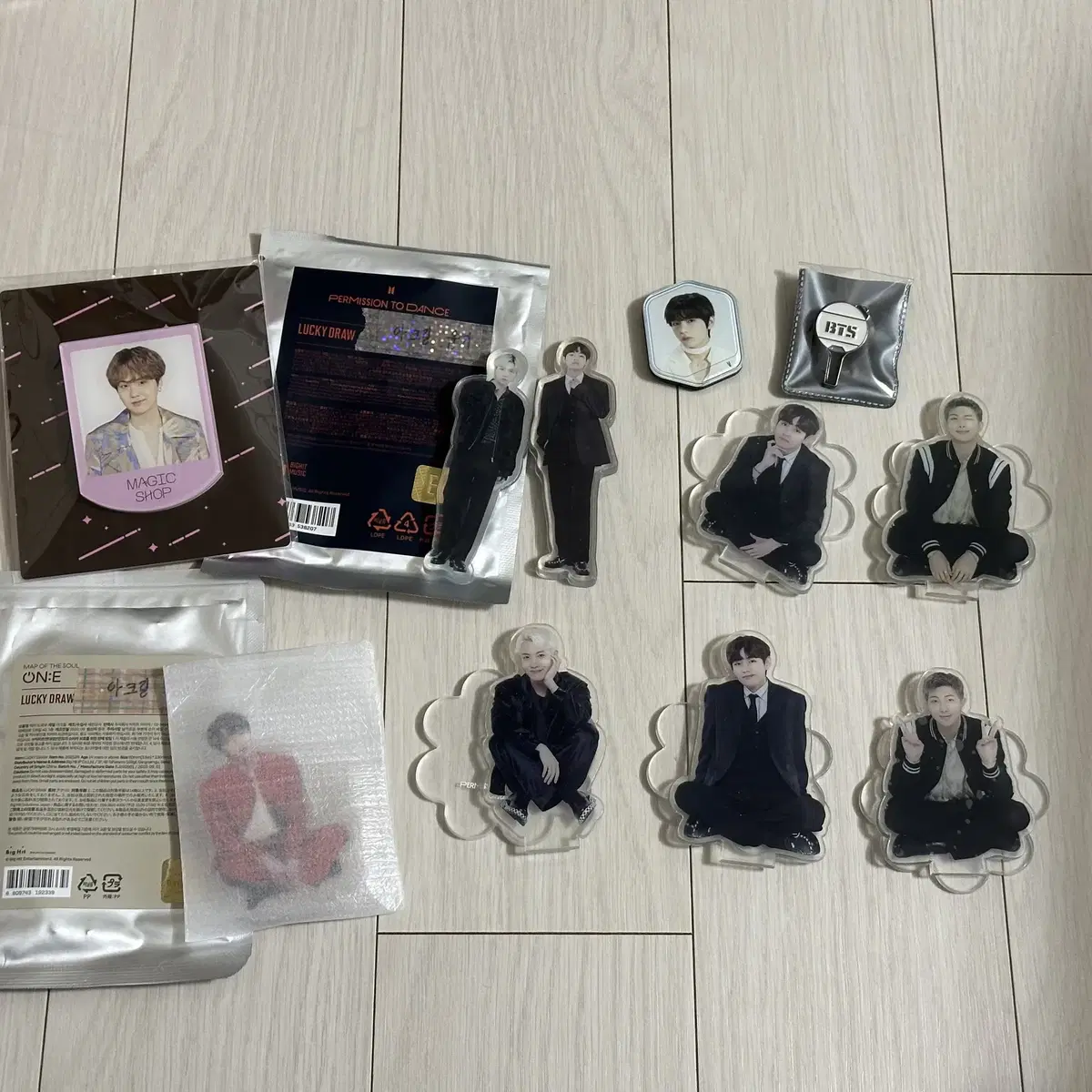 Bangtan acrylic stand, magnetic put-to-dan mapsole online concert luckydraw ld bulk