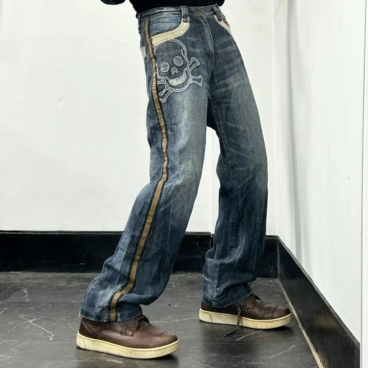 Rear Sideline Skull Embroidered Denim Pants