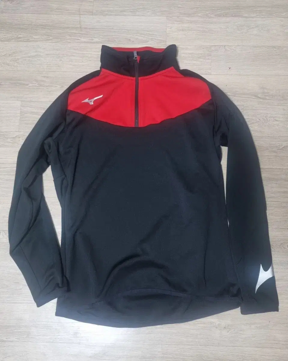 (2XL) Mizuno vahn zip-up sweatshirt for sale.