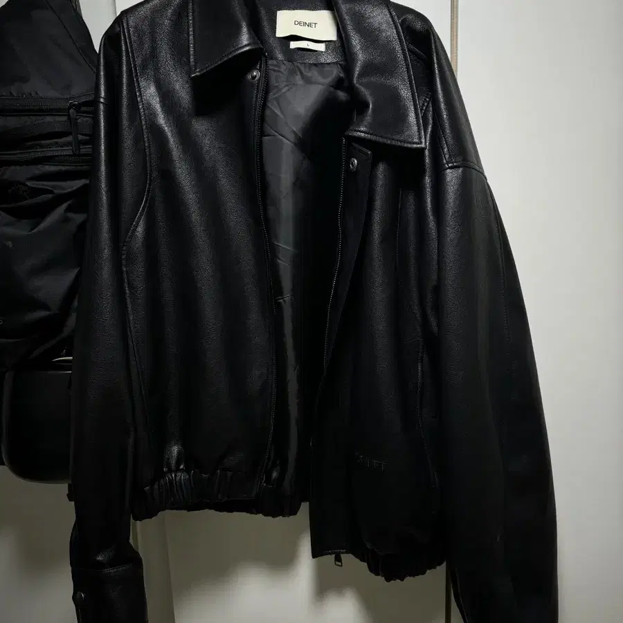 다이닛 에코레더점퍼 ECO-LEATHER BOMBER BANDED JUM