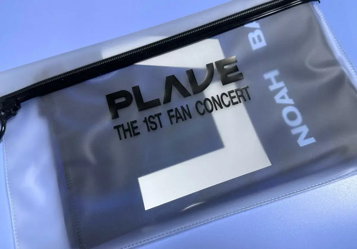 Plave fan con slogan Transfer of Costs