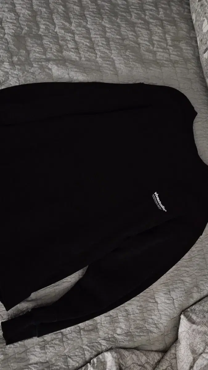 VivaStudio Location Crew Neck Sweater