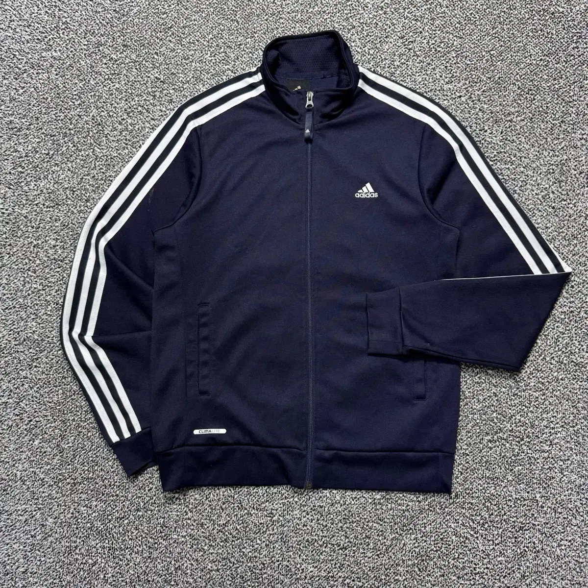 Name : Adidas cignature logo triangle logo navy color jersey :)