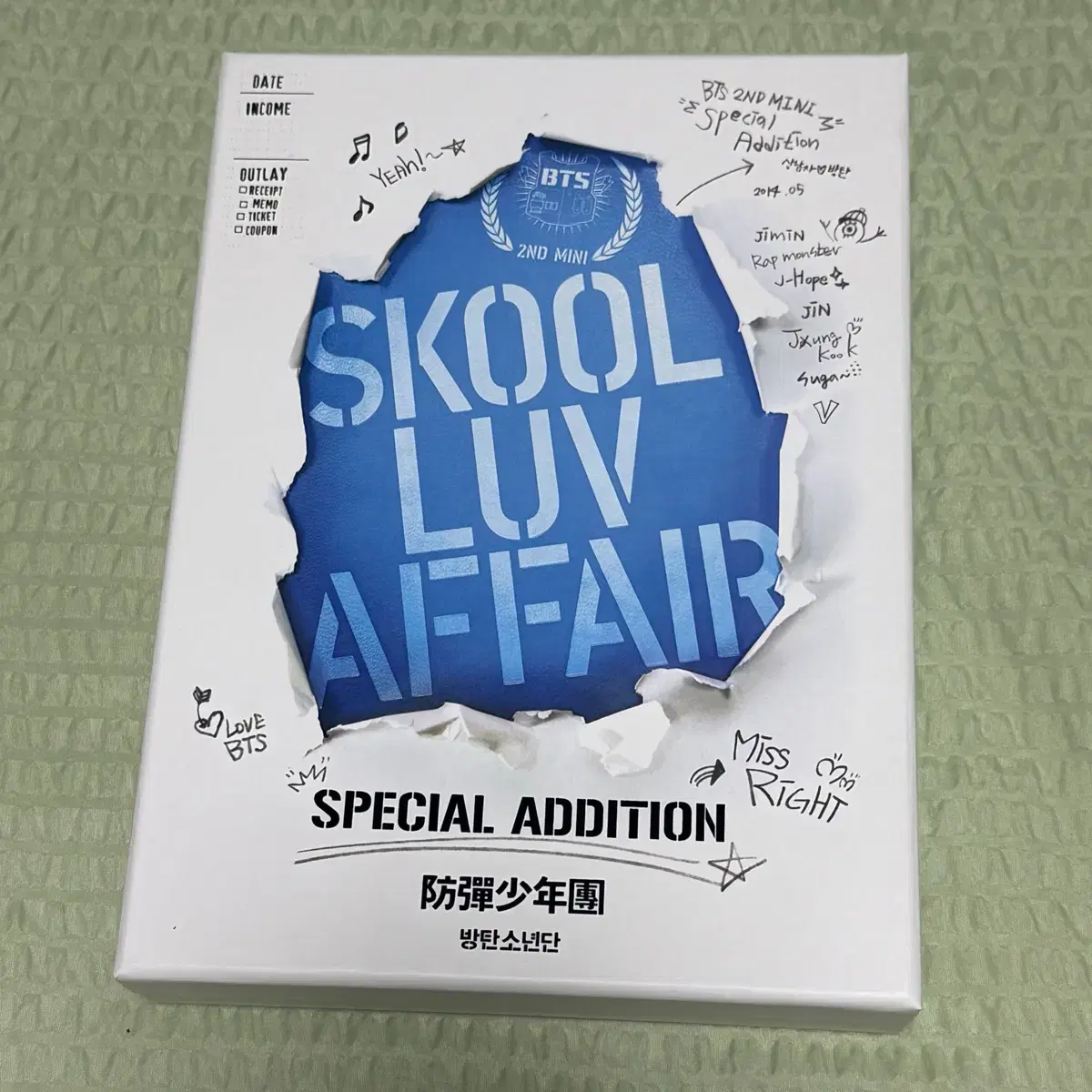 방탄소년단 'SKOOL LUV AFFAIR' 스페셜 앨범+포스터 판매