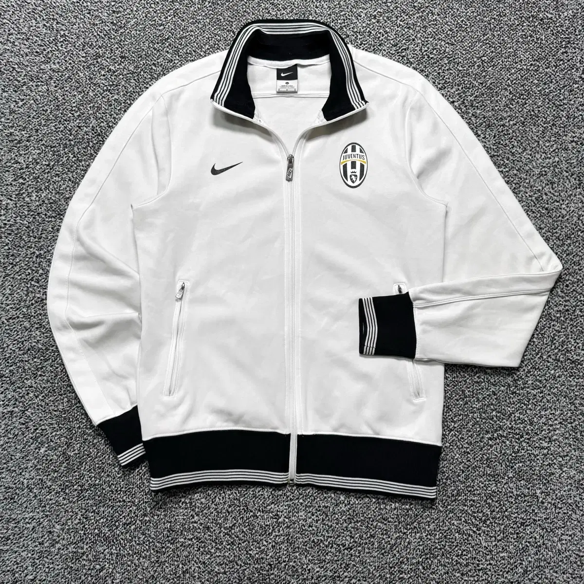 Name : Nike Juventus Team Logo White Color Jersey :)