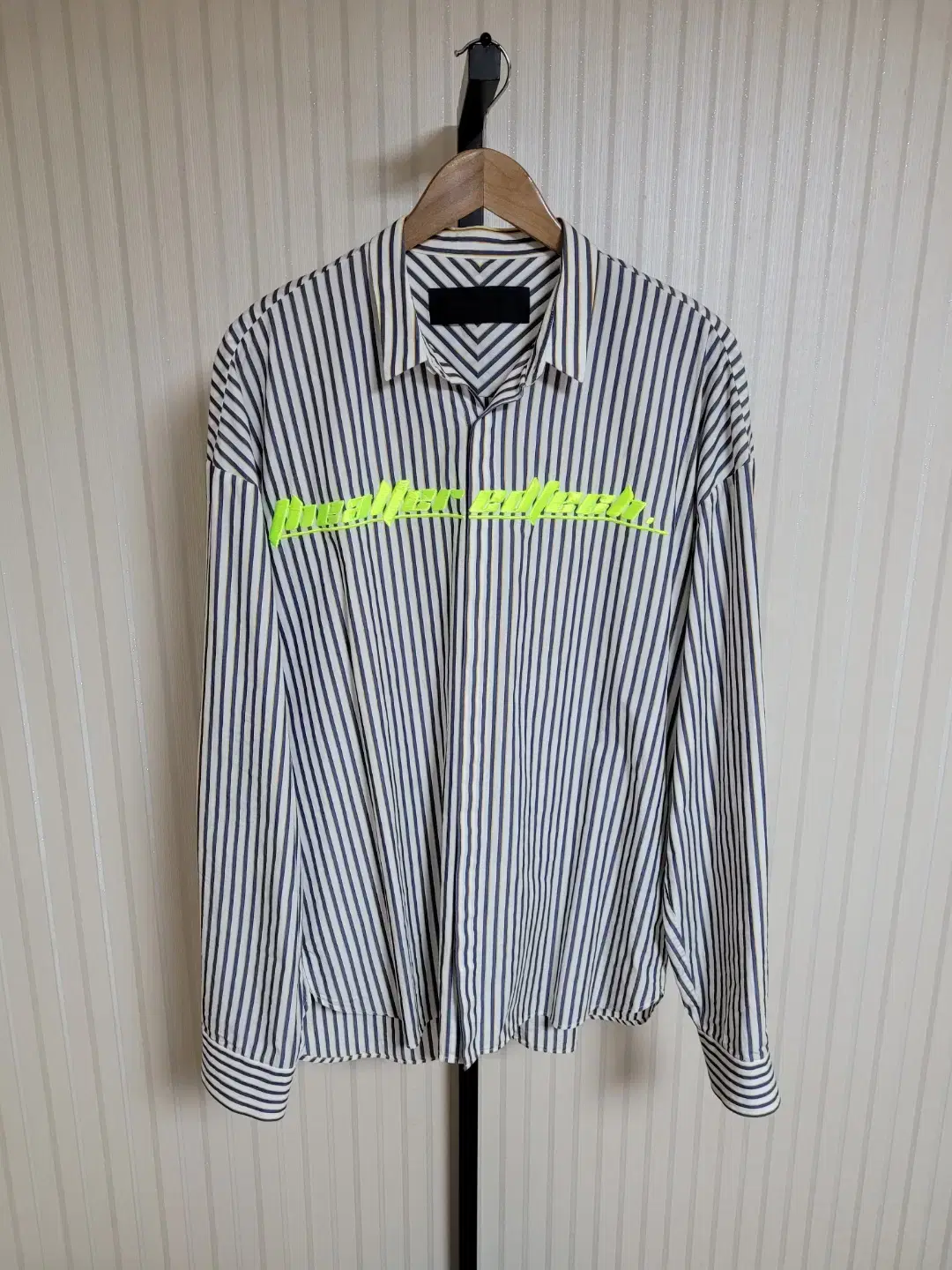 [44] Junge Stripe Fluorescent Lettering Overfit Shirt