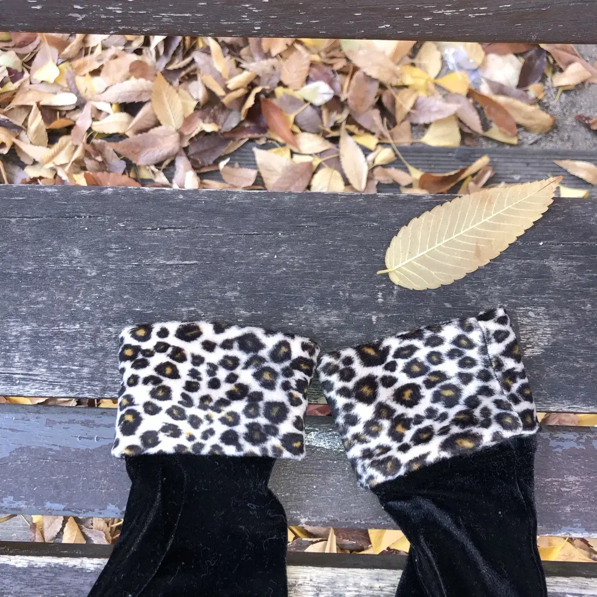 Vintage Black leopard velvet gloves