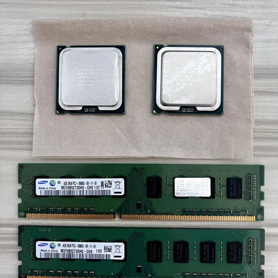 삼성 DDR3-4G 양면 램 X 2개 / CPU-E8400 X 2개.