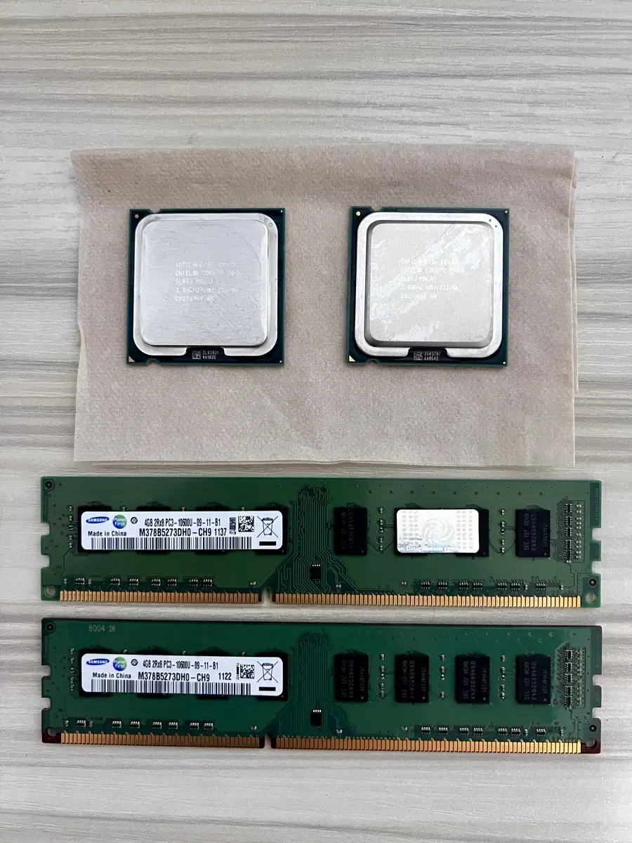 삼성 DDR3-4G 양면 램 X 2개 / CPU-E8400 X 2개.