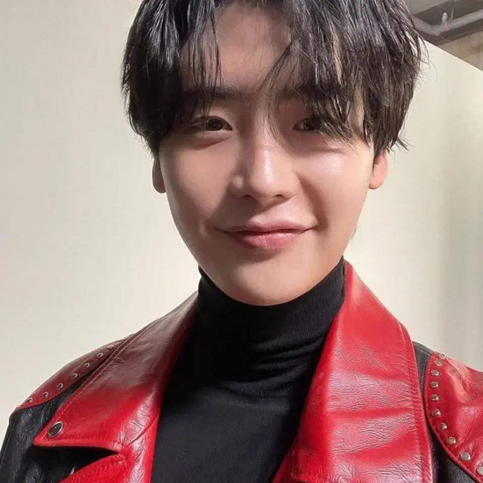 [이종석님 착용] 셀린느 22fw 블랙레드 스터드 바이커 자켓