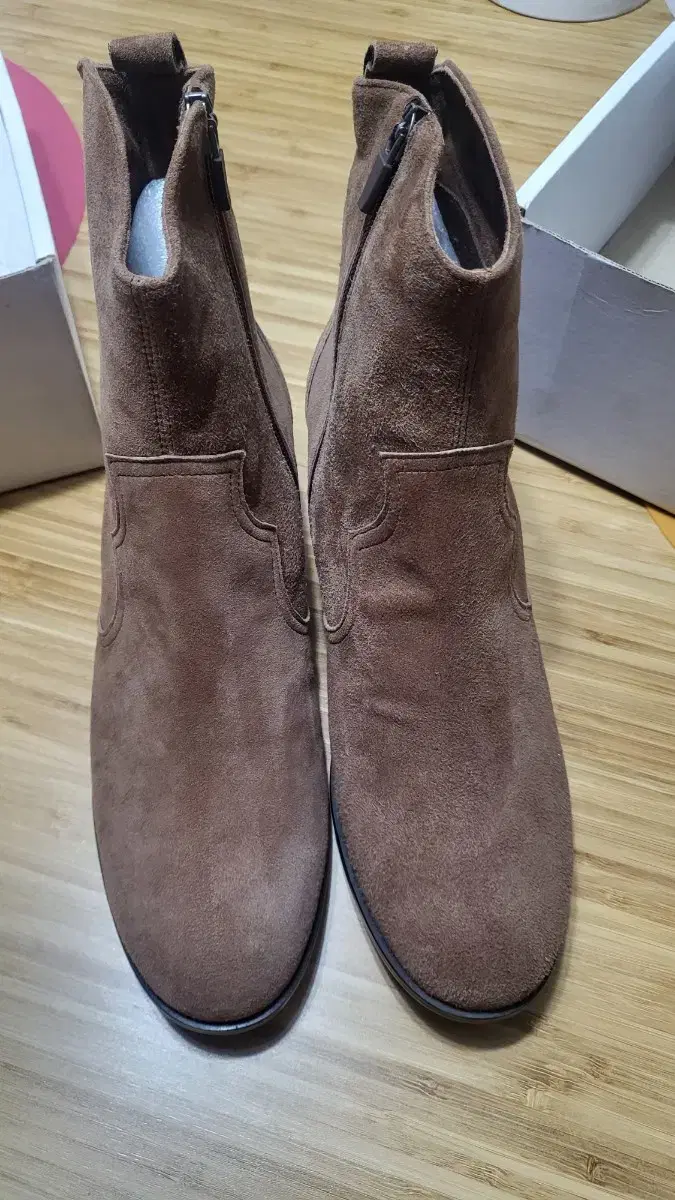 Low-flow cowhide and suede boots