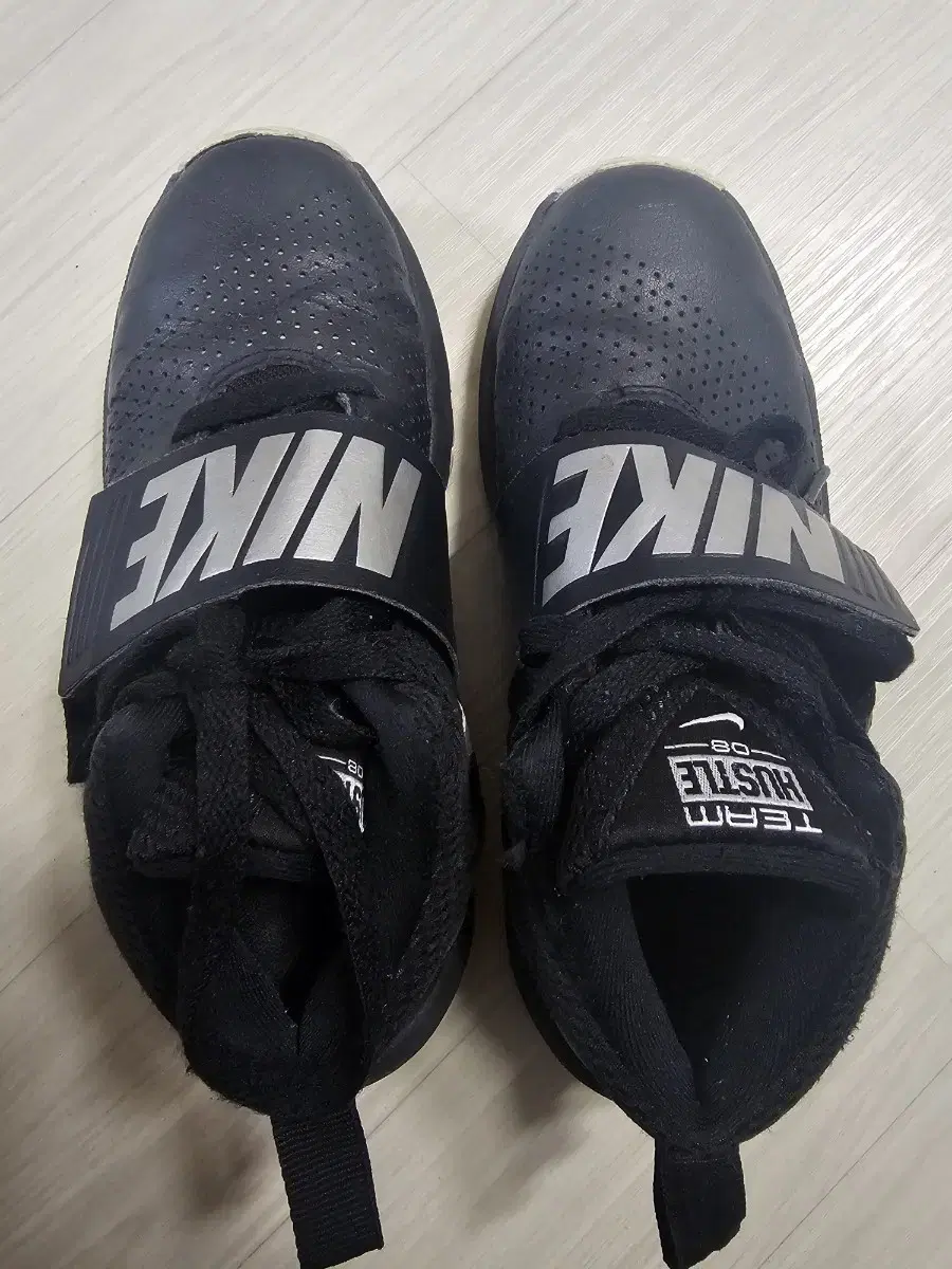 Nike sneakers 225