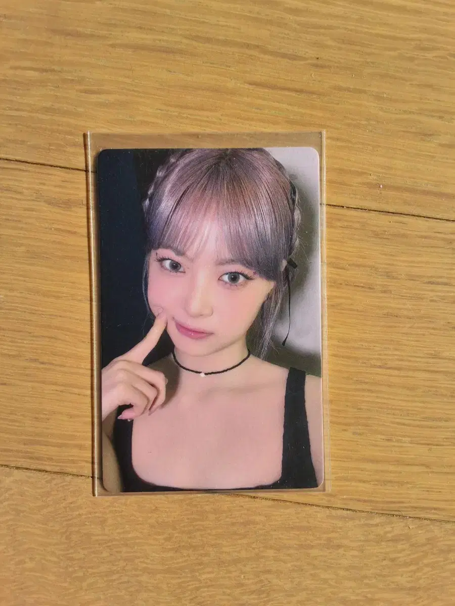 Le sserafim yizhiyu photocard arcing stand name badge