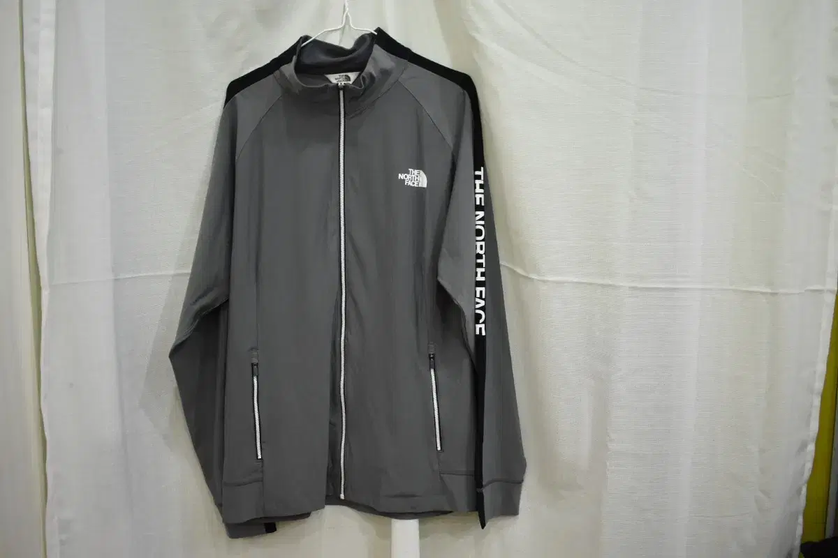 The North Face Men's Zip-Up 105