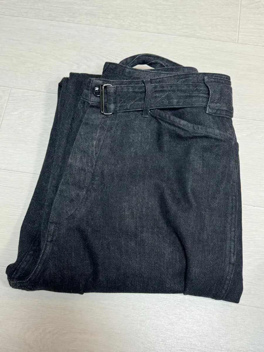 2) Komori Belted Denim Black Ecru