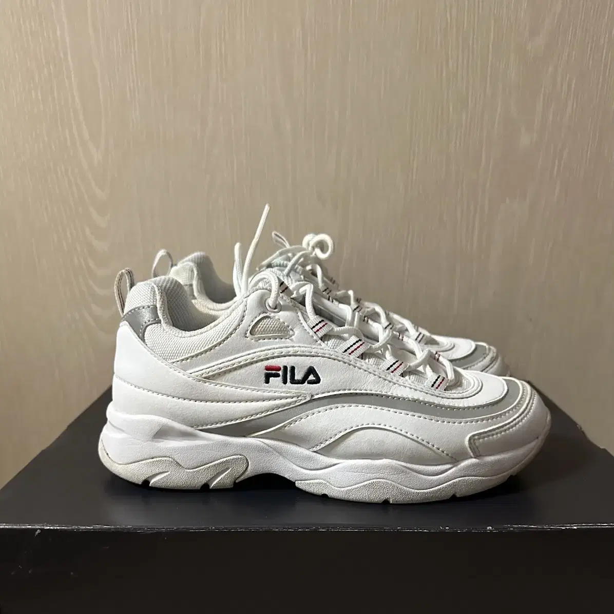 (235)휠라 FILA 레이 화이트 어글리 운동화