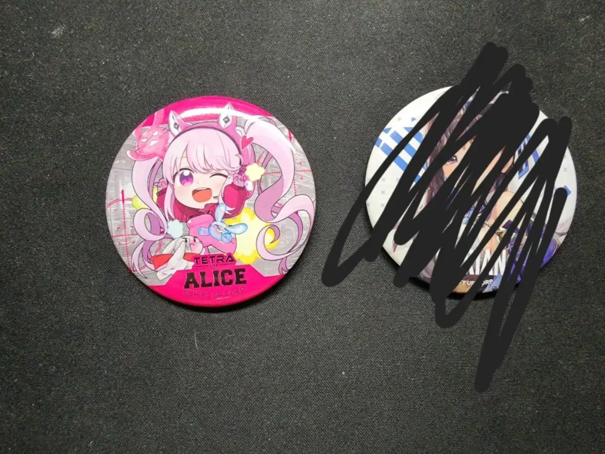 Niki alice sells Marianne badge