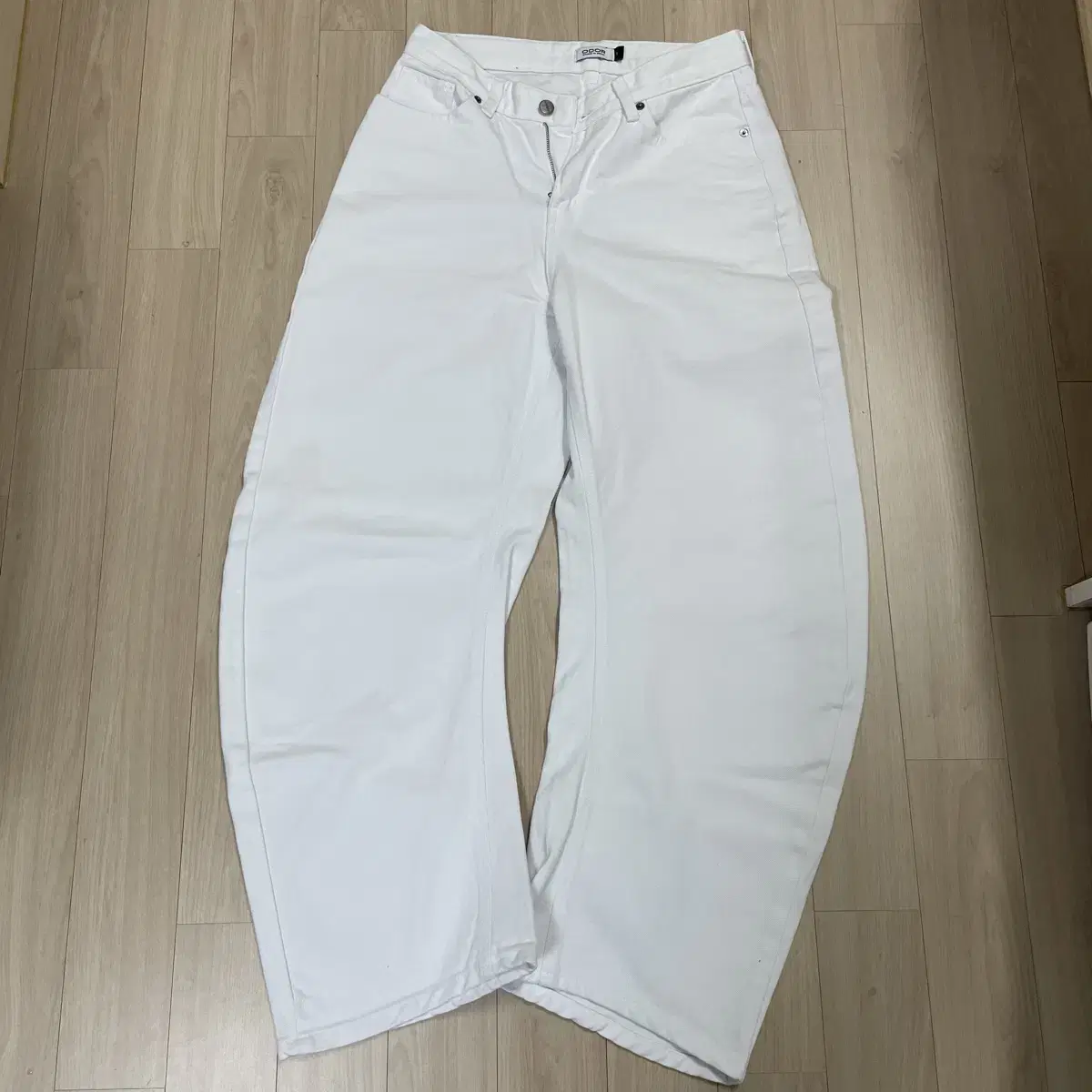 오도어 noir white pants