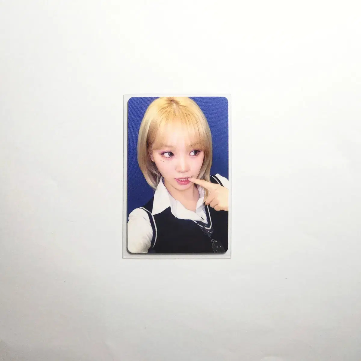 Le sserafim kim chaewon e.ji yizhiyu unreleased photocard photocard WTS