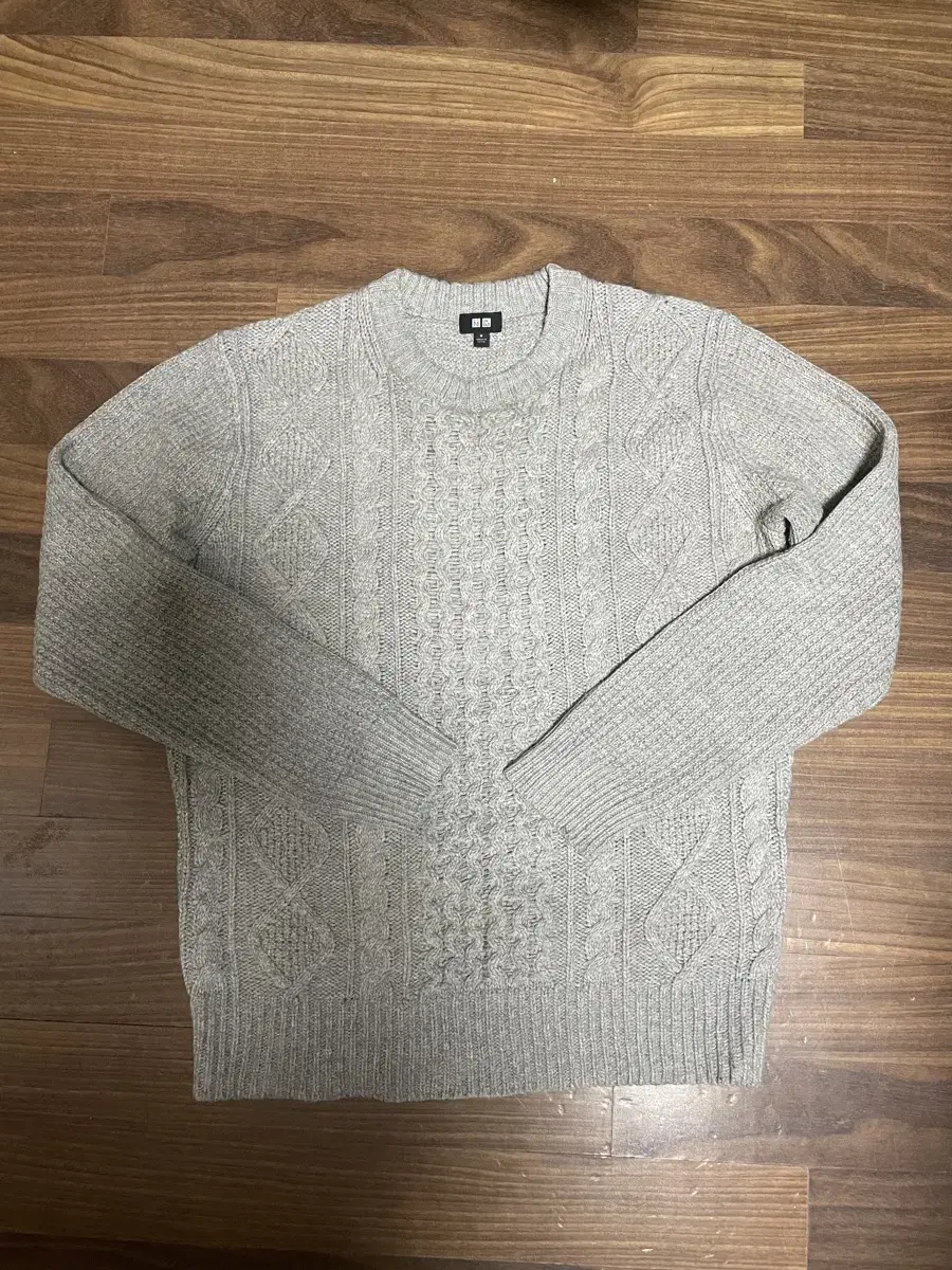 I'm wearing a size medium in Uniqlo fisherman's knit gray.