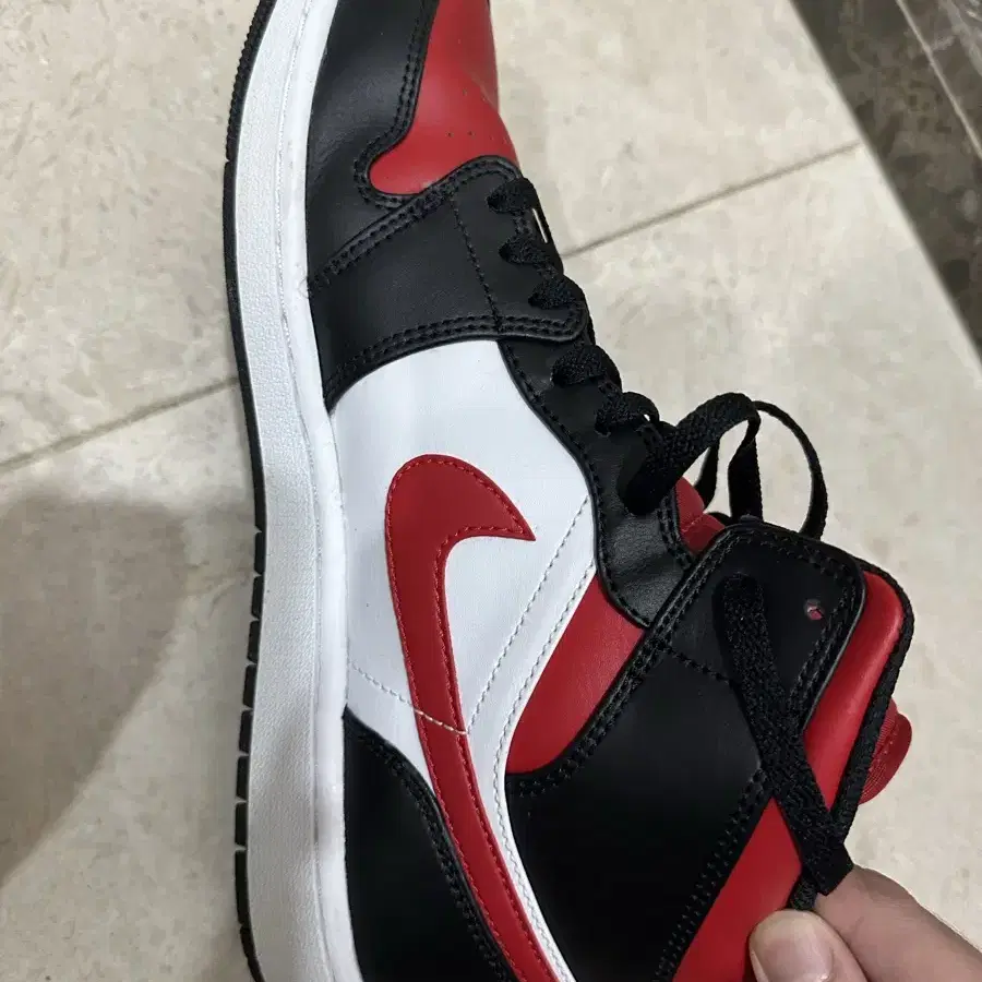 조던 1 mid black fire red 280mm