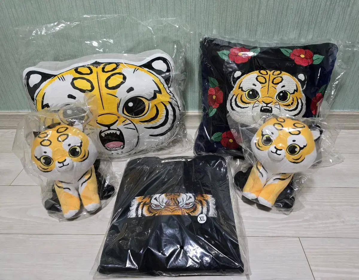 (Sell) Tiger Brother Mooke limited edition Funding goods (dolls, clothes, cushions)