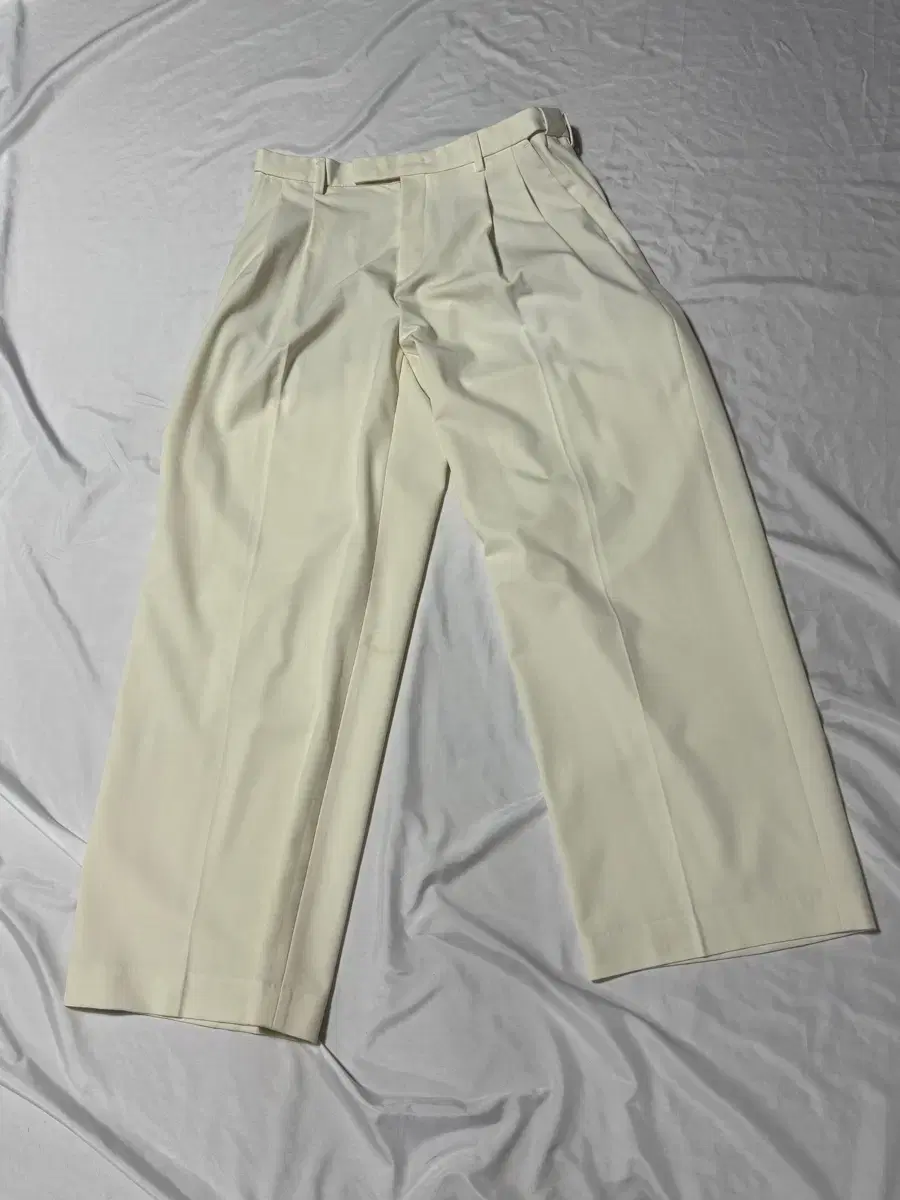 [32] Gentleman's Standard Super Wide Hidden Banding Slacks Cream