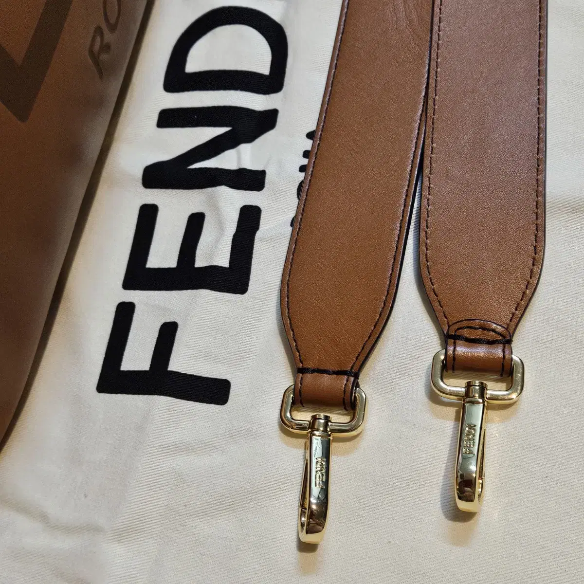 정품(FENDI)펜디 선샤인 미디움 토트백/숄더백