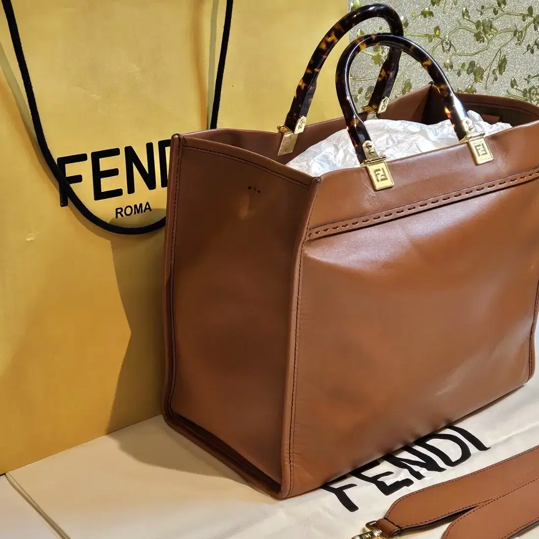 정품(FENDI)펜디 선샤인 미디움 토트백/숄더백