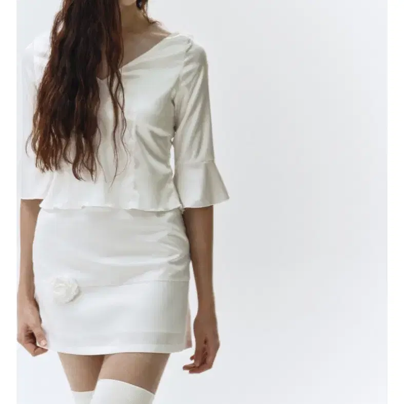 Lea 르에 jane v neck top (white)