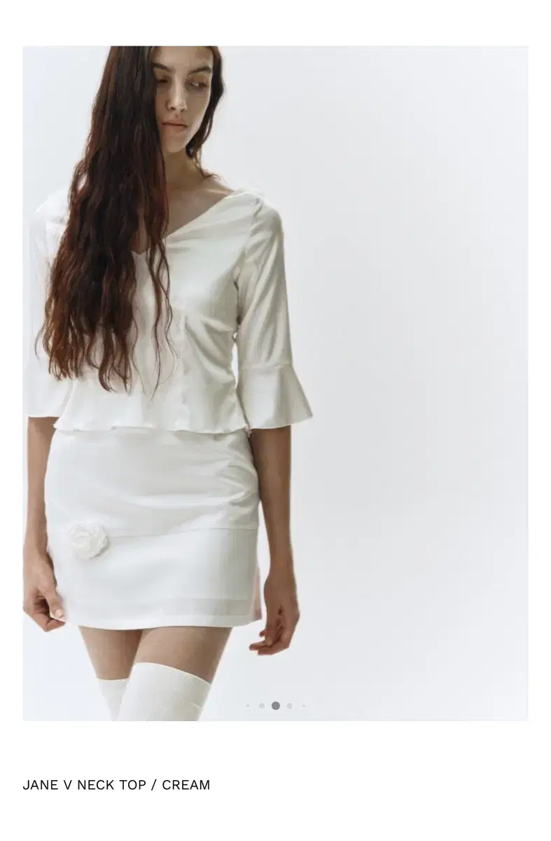 Lea 르에 jane v neck top (white)