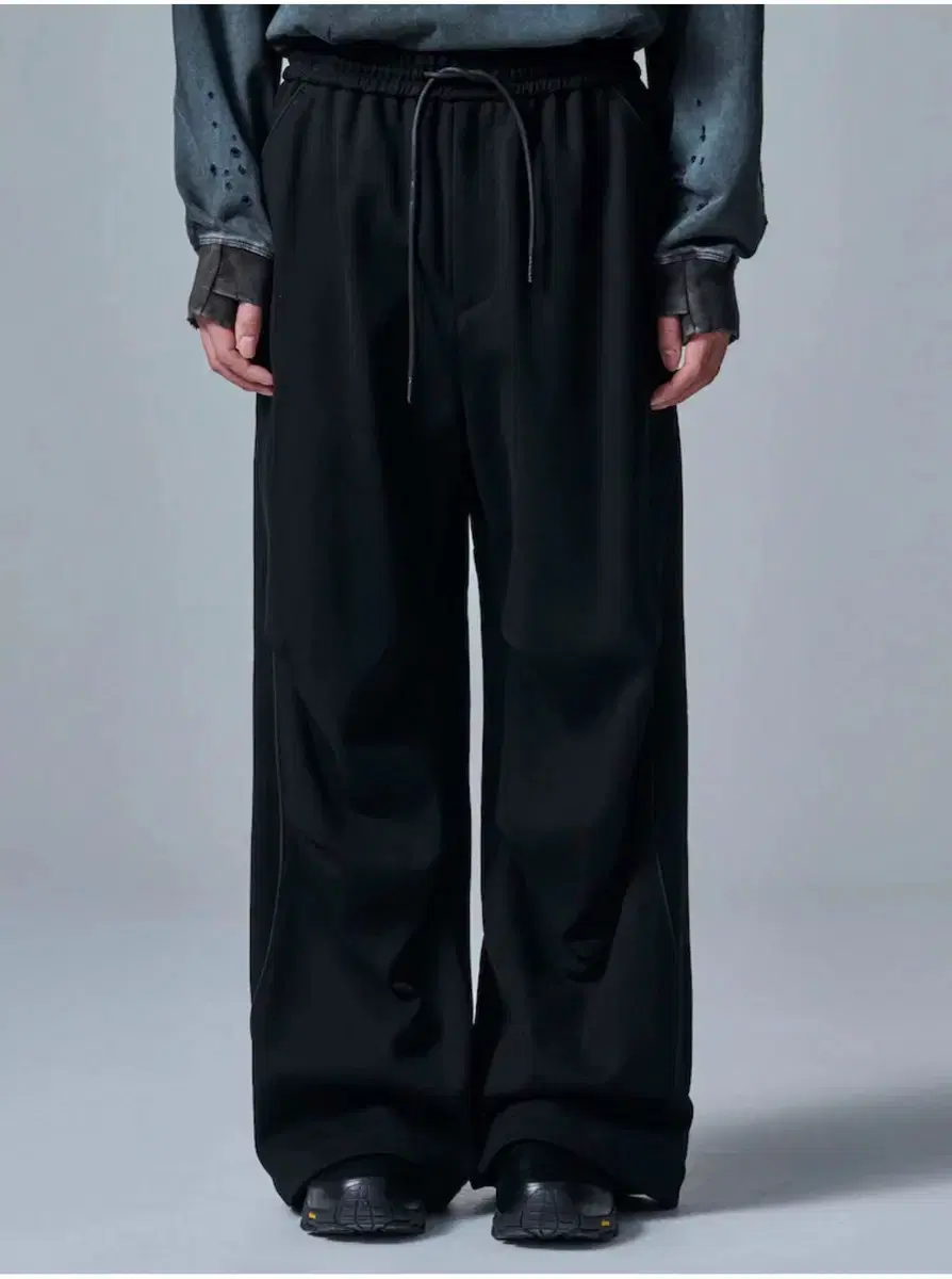 [48] Junge 24FW racer cut punto track pants