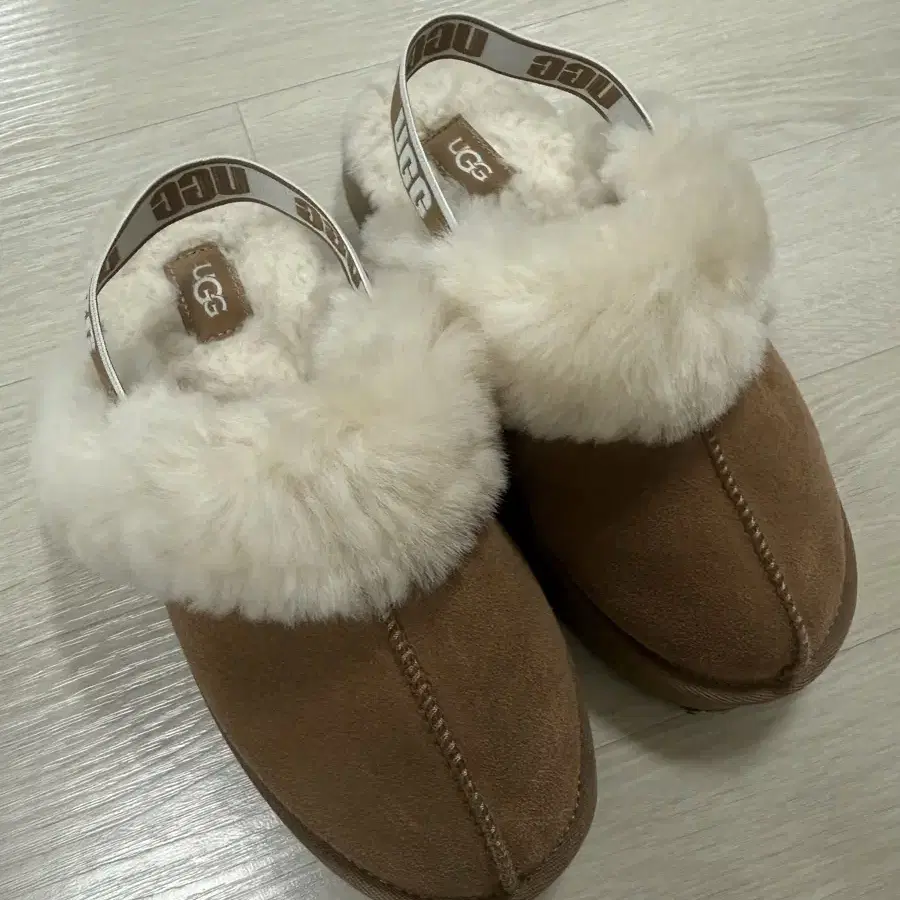 키즈 UGG 로고 밴딩 퍼 카라 플랫폼 샌들 (펀케트)220