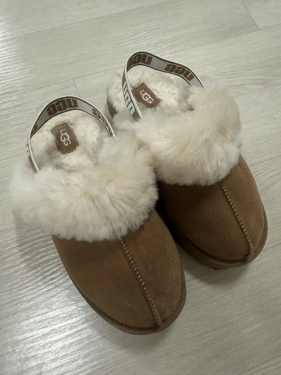 키즈 UGG 로고 밴딩 퍼 카라 플랫폼 샌들 (펀케트)220