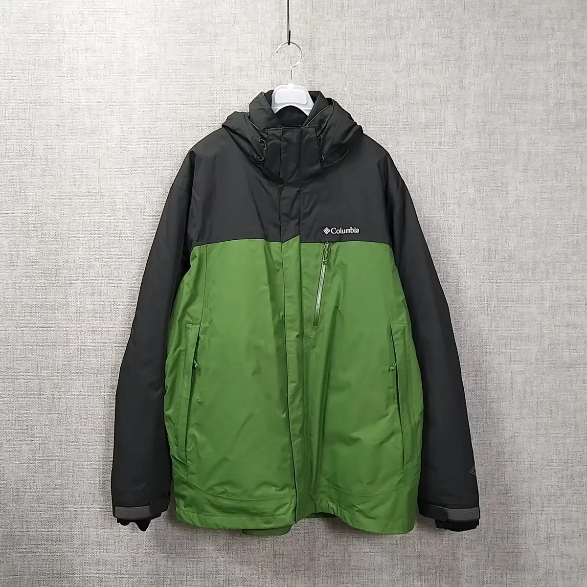 11. 100% padded jacket with Columbia green-grey inner lining