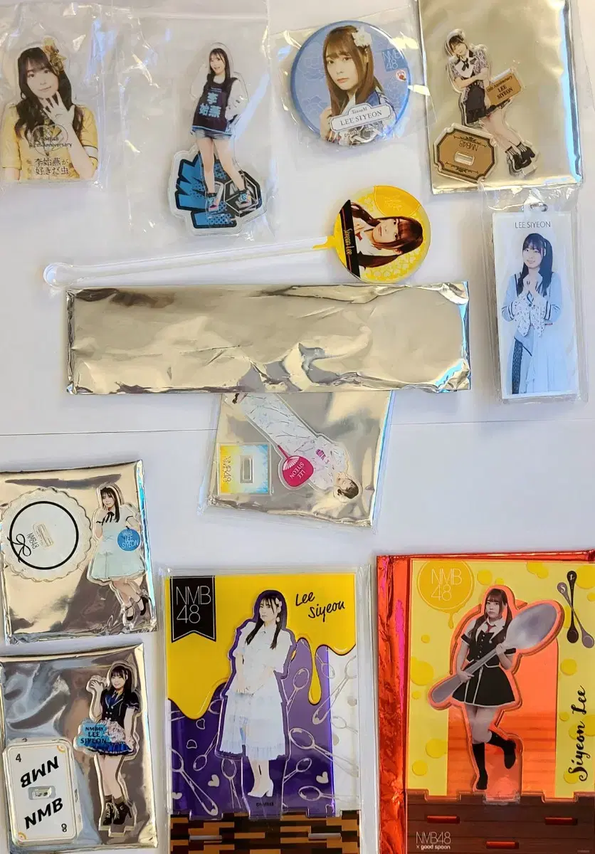 QWER siyeon NMB48 acrylic + CanBadge